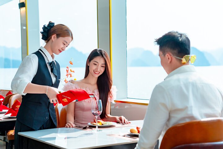 Luxuriöse Tageskreuzfahrt in der Halong-Bucht mit Höhlenbesichtigung, Inselbesuchen und Mittagsbuffet, Foto 7 | wizardtrip