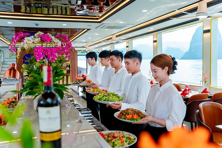 Luxuriöse Tageskreuzfahrt in der Halong-Bucht mit Höhlenbesichtigung, Inselbesuchen und Mittagsbuffet, Foto 8 | wizardtrip