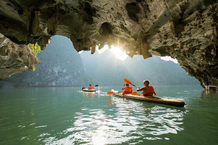 Luxuriöse Tageskreuzfahrt in der Halong-Bucht mit Höhlenbesichtigung, Inselbesuchen und Mittagsbuffet, Foto 13 | wizardtrip