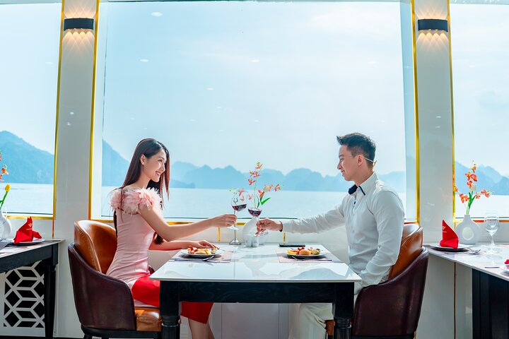Luxuriöse Tageskreuzfahrt in der Halong-Bucht mit Höhlenbesichtigung, Inselbesuchen und Mittagsbuffet, Foto 15 | wizardtrip