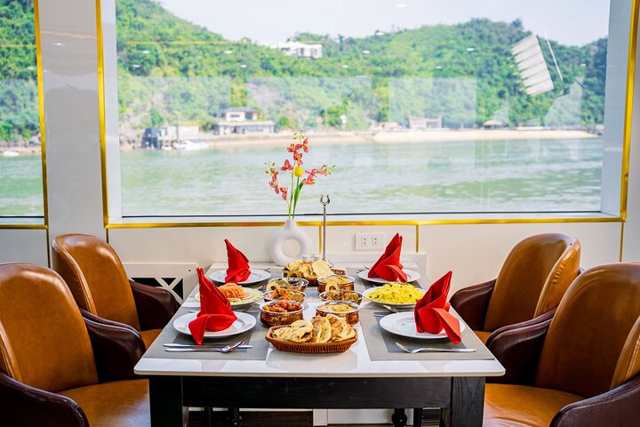Luxuriöse Tageskreuzfahrt in der Halong-Bucht mit Höhlenbesichtigung, Inselbesuchen und Mittagsbuffet, Foto 16 | wizardtrip