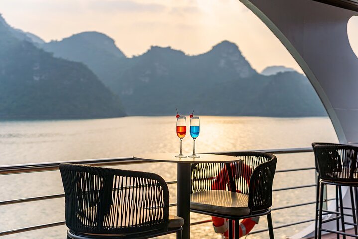 Luxuriöse Tageskreuzfahrt in der Halong-Bucht mit Höhlenbesichtigung, Inselbesuchen und Mittagsbuffet, Foto 18 | wizardtrip