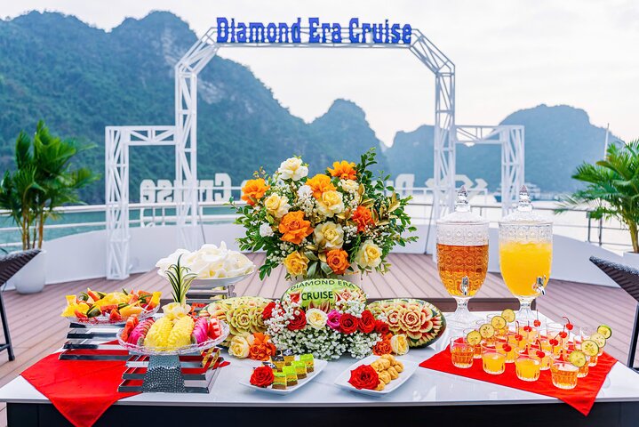 Luxuriöse Tageskreuzfahrt in der Halong-Bucht mit Höhlenbesichtigung, Inselbesuchen und Mittagsbuffet, Foto 19 | wizardtrip