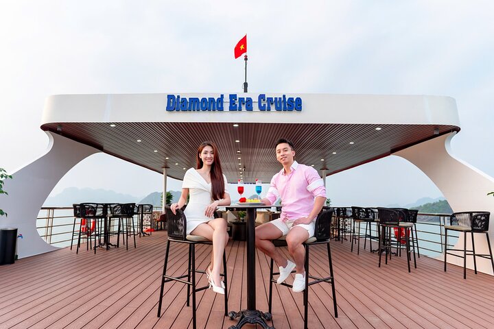 Luxuriöse Tageskreuzfahrt in der Halong-Bucht mit Höhlenbesichtigung, Inselbesuchen und Mittagsbuffet, Foto 21 | wizardtrip