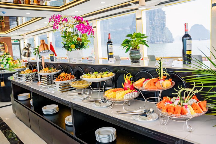 Luxuriöse Tageskreuzfahrt in der Halong-Bucht mit Höhlenbesichtigung, Inselbesuchen und Mittagsbuffet, Foto 24 | wizardtrip