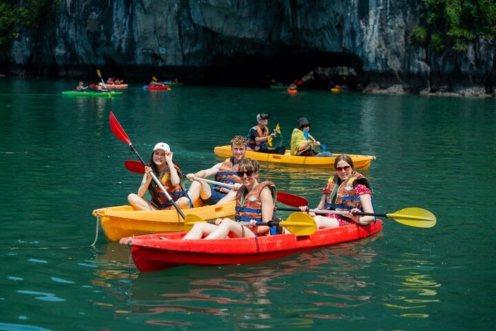 Luxuriöse Tageskreuzfahrt in der Halong-Bucht mit Höhlenbesichtigung, Inselbesuchen und Mittagsbuffet, Foto 29 | wizardtrip