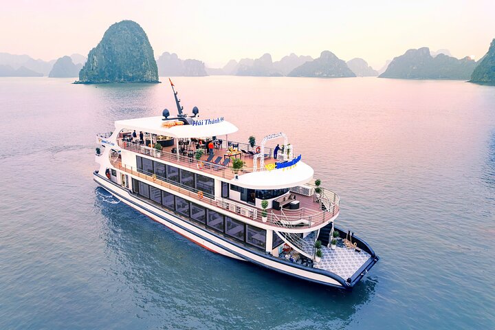 Luxuriöse Tageskreuzfahrt in der Halong-Bucht mit Höhlenbesichtigung, Inselbesuchen und Mittagsbuffet, Foto 31 | wizardtrip