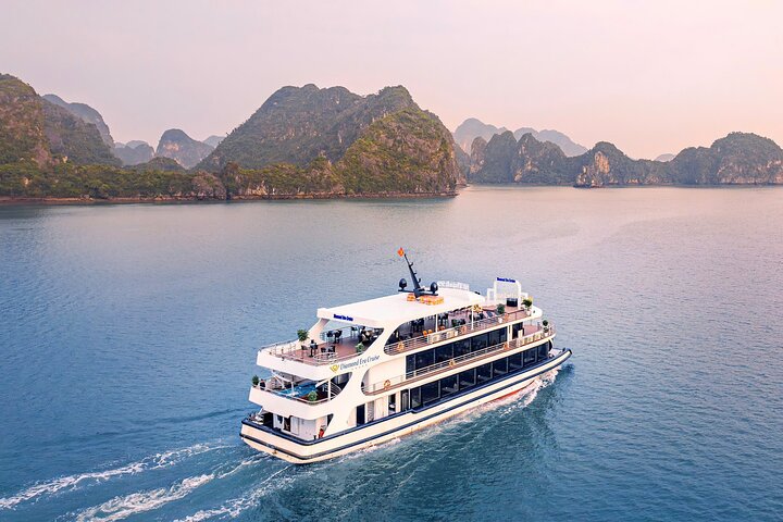 Luxuriöse Tageskreuzfahrt in der Halong-Bucht mit Höhlenbesichtigung, Inselbesuchen und Mittagsbuffet, Foto 32 | wizardtrip