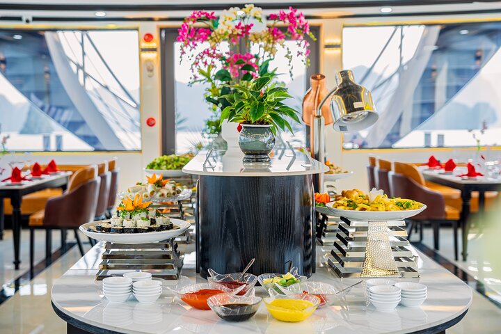 Luxuriöse Tageskreuzfahrt in der Halong-Bucht mit Höhlenbesichtigung, Inselbesuchen und Mittagsbuffet, Foto 34 | wizardtrip