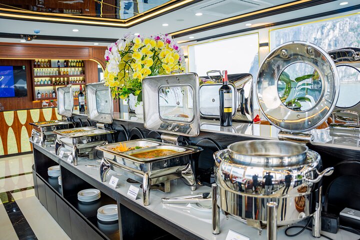 Luxuriöse Tageskreuzfahrt in der Halong-Bucht mit Höhlenbesichtigung, Inselbesuchen und Mittagsbuffet, Foto 35 | wizardtrip