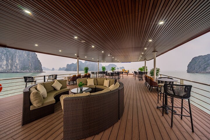 Luxuriöse Tageskreuzfahrt in der Halong-Bucht mit Höhlenbesichtigung, Inselbesuchen und Mittagsbuffet, Foto 38 | wizardtrip