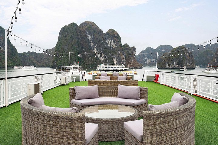 Scenische cruise door Halong Bay of Lan Ha Bay, Vietnam, met prachtige kalkstenen karsten en smaragdgroen water, foto 8 | wizardtrip