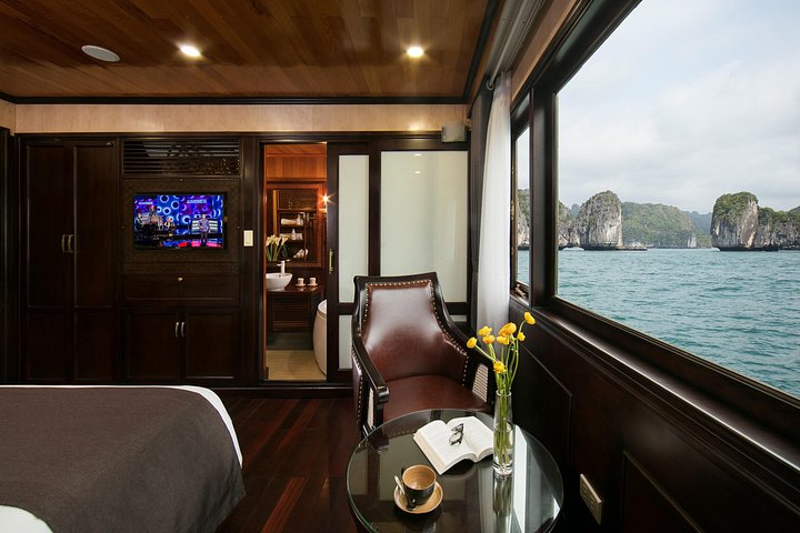 Scenische cruise door Halong Bay of Lan Ha Bay, Vietnam, met prachtige kalkstenen karsten en smaragdgroen water, foto 15 | wizardtrip
