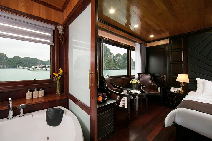 Scenische cruise door Halong Bay of Lan Ha Bay, Vietnam, met prachtige kalkstenen karsten en smaragdgroen water, foto 16 | wizardtrip