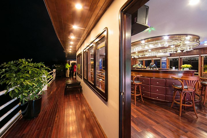 Scenische cruise door Halong Bay of Lan Ha Bay, Vietnam, met prachtige kalkstenen karsten en smaragdgroen water, foto 18 | wizardtrip