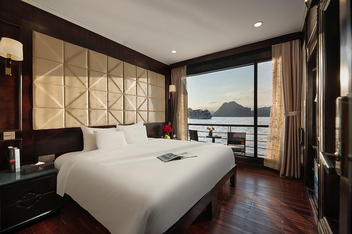 Scenische cruise door Halong Bay of Lan Ha Bay, Vietnam, met prachtige kalkstenen karsten en smaragdgroen water, foto 19 | wizardtrip