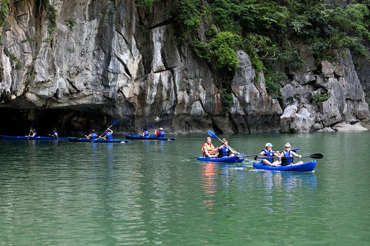 Scenische cruise door Halong Bay of Lan Ha Bay, Vietnam, met prachtige kalkstenen karsten en smaragdgroen water, foto 21 | wizardtrip