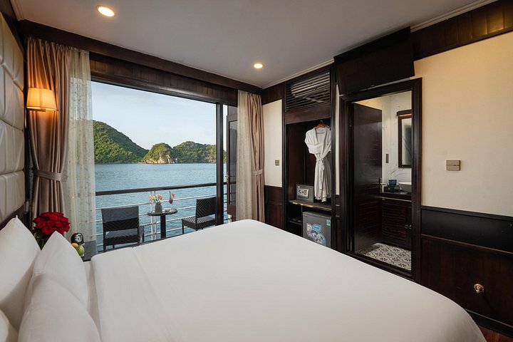 Scenische cruise door Halong Bay of Lan Ha Bay, Vietnam, met prachtige kalkstenen karsten en smaragdgroen water, foto 22 | wizardtrip