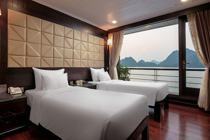 Scenische cruise door Halong Bay of Lan Ha Bay, Vietnam, met prachtige kalkstenen karsten en smaragdgroen water, foto 23 | wizardtrip