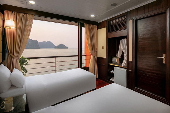 Scenische cruise door Halong Bay of Lan Ha Bay, Vietnam, met prachtige kalkstenen karsten en smaragdgroen water, foto 24 | wizardtrip