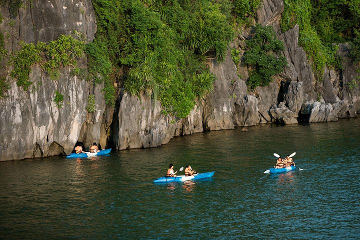 Scenische cruise door Halong Bay of Lan Ha Bay, Vietnam, met prachtige kalkstenen karsten en smaragdgroen water, foto 28 | wizardtrip