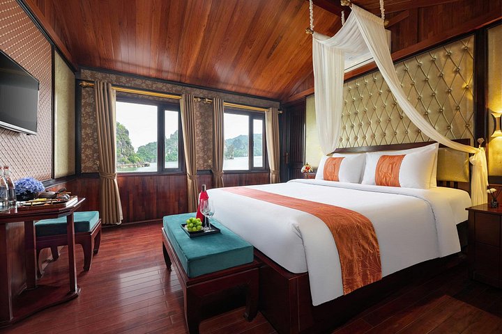 Scenische cruise door Halong Bay of Lan Ha Bay, Vietnam, met prachtige kalkstenen karsten en smaragdgroen water, foto 29 | wizardtrip