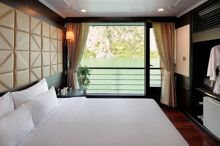 Scenische cruise door Halong Bay of Lan Ha Bay, Vietnam, met prachtige kalkstenen karsten en smaragdgroen water, foto 30 | wizardtrip