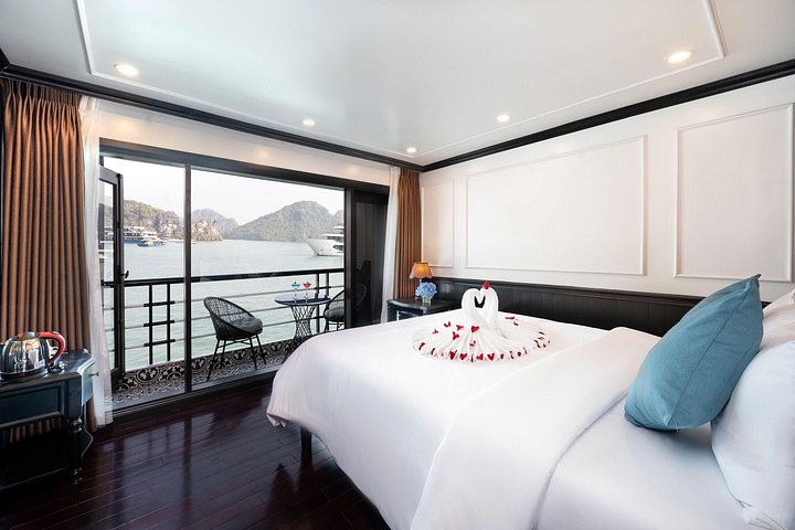 Scenische cruise door Halong Bay of Lan Ha Bay, Vietnam, met prachtige kalkstenen karsten en smaragdgroen water, foto 31 | wizardtrip
