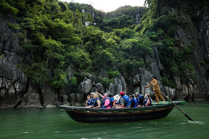 Scenische cruise door Halong Bay of Lan Ha Bay, Vietnam, met prachtige kalkstenen karsten en smaragdgroen water, foto 32 | wizardtrip