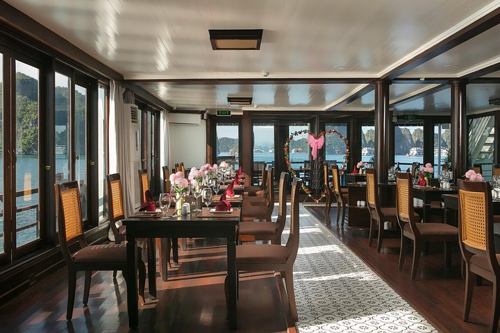 Scenische cruise door Halong Bay of Lan Ha Bay, Vietnam, met prachtige kalkstenen karsten en smaragdgroen water, foto 33 | wizardtrip
