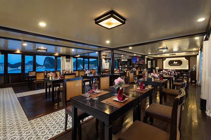 Scenische cruise door Halong Bay of Lan Ha Bay, Vietnam, met prachtige kalkstenen karsten en smaragdgroen water, foto 34 | wizardtrip