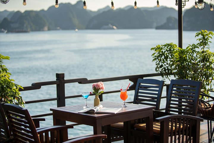 Scenische cruise door Halong Bay of Lan Ha Bay, Vietnam, met prachtige kalkstenen karsten en smaragdgroen water, foto 36 | wizardtrip