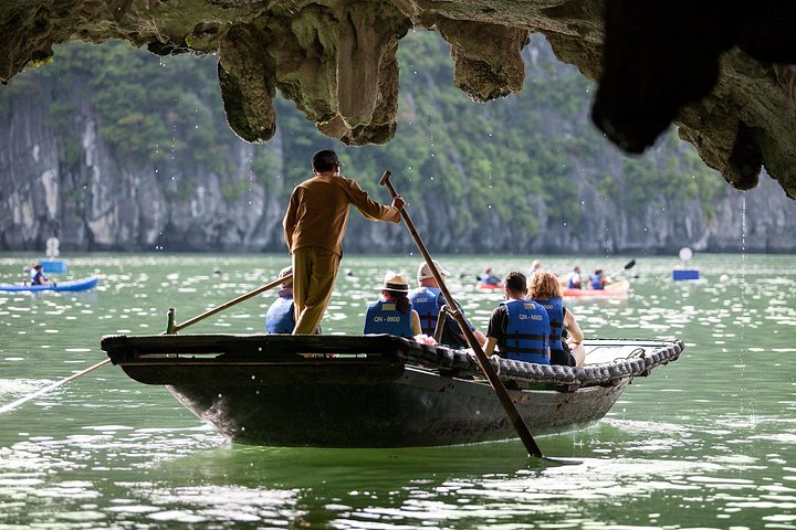 Scenische cruise door Halong Bay of Lan Ha Bay, Vietnam, met prachtige kalkstenen karsten en smaragdgroen water, foto 37 | wizardtrip