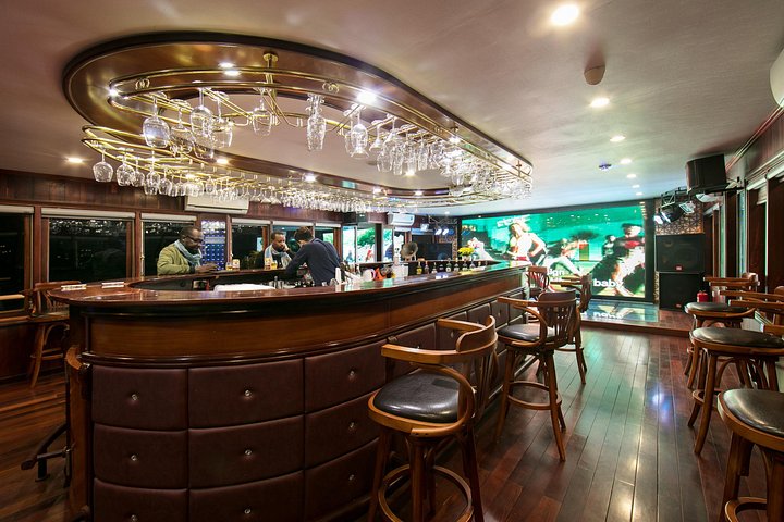 Scenische cruise door Halong Bay of Lan Ha Bay, Vietnam, met prachtige kalkstenen karsten en smaragdgroen water, foto 39 | wizardtrip