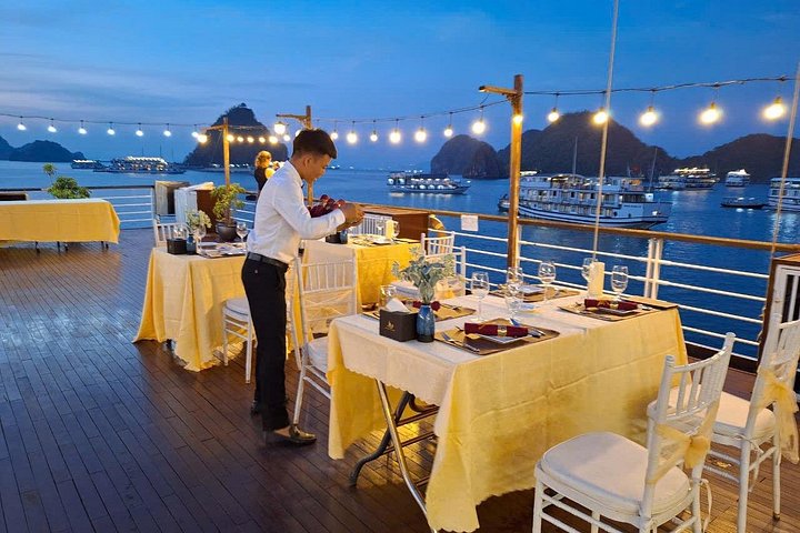 Scenische cruise door Halong Bay of Lan Ha Bay, Vietnam, met prachtige kalkstenen karsten en smaragdgroen water, foto 40 | wizardtrip