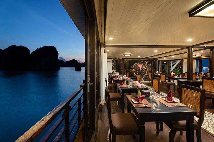 Scenische cruise door Halong Bay of Lan Ha Bay, Vietnam, met prachtige kalkstenen karsten en smaragdgroen water, foto 43 | wizardtrip