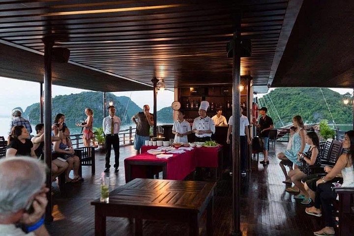 Scenische cruise door Halong Bay of Lan Ha Bay, Vietnam, met prachtige kalkstenen karsten en smaragdgroen water, foto 44 | wizardtrip