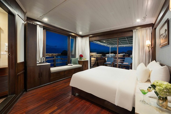 Scenische cruise door Halong Bay of Lan Ha Bay, Vietnam, met prachtige kalkstenen karsten en smaragdgroen water, foto 45 | wizardtrip