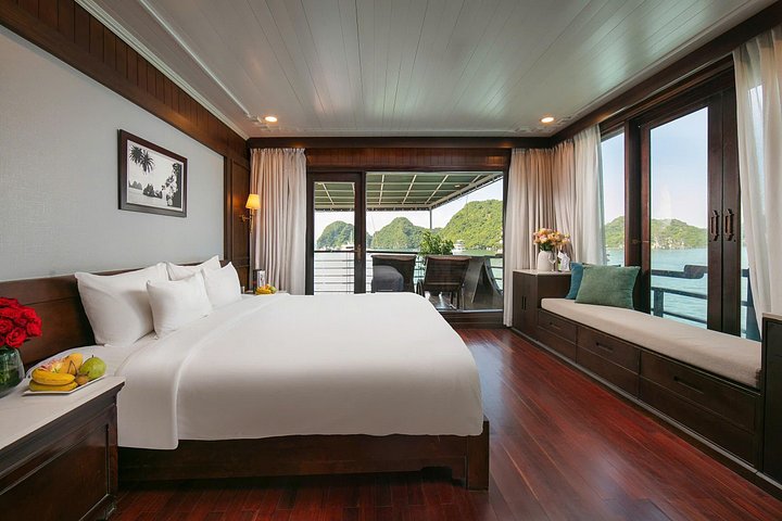 Scenische cruise door Halong Bay of Lan Ha Bay, Vietnam, met prachtige kalkstenen karsten en smaragdgroen water, foto 46 | wizardtrip