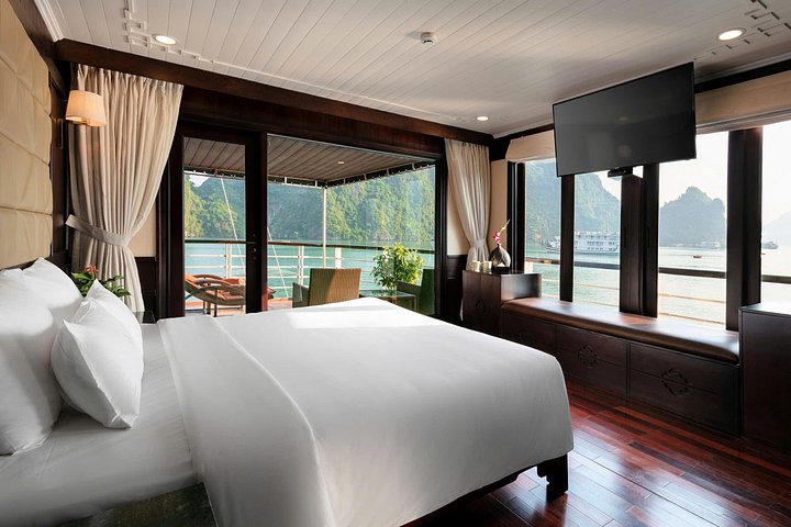 Scenische cruise door Halong Bay of Lan Ha Bay, Vietnam, met prachtige kalkstenen karsten en smaragdgroen water, foto 47 | wizardtrip