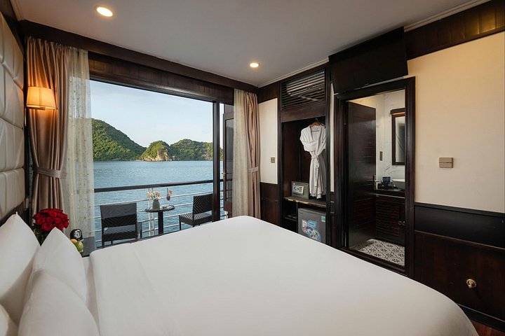 Scenische cruise door Halong Bay of Lan Ha Bay, Vietnam, met prachtige kalkstenen karsten en smaragdgroen water, foto 48 | wizardtrip