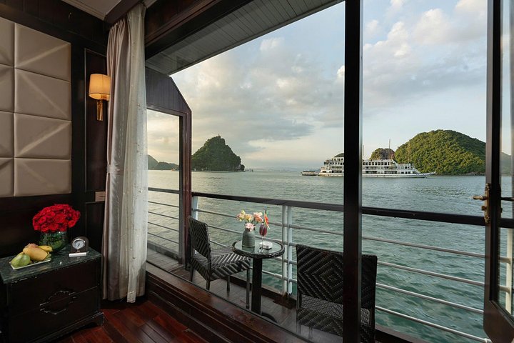 Scenische cruise door Halong Bay of Lan Ha Bay, Vietnam, met prachtige kalkstenen karsten en smaragdgroen water, foto 49 | wizardtrip