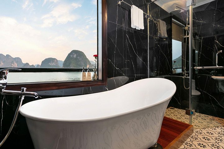 Scenische cruise door Halong Bay of Lan Ha Bay, Vietnam, met prachtige kalkstenen karsten en smaragdgroen water, foto 52 | wizardtrip
