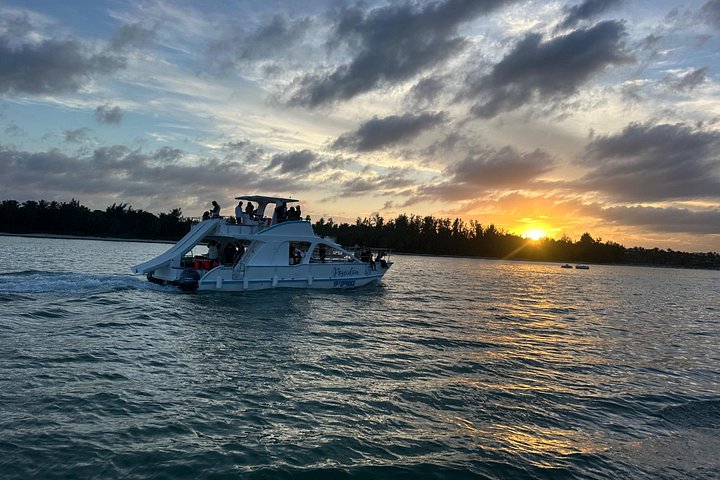 Hip Hop party boat cruise alleen voor volwassenen met DJ en open bar in Punta Cana, foto 12 | wizardtrip