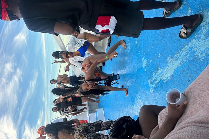 Hip Hop party boat cruise alleen voor volwassenen met DJ en open bar in Punta Cana, foto 13 | wizardtrip