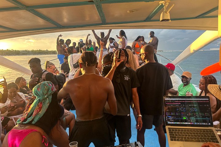 Hip Hop party boat cruise alleen voor volwassenen met DJ en open bar in Punta Cana, foto 14 | wizardtrip