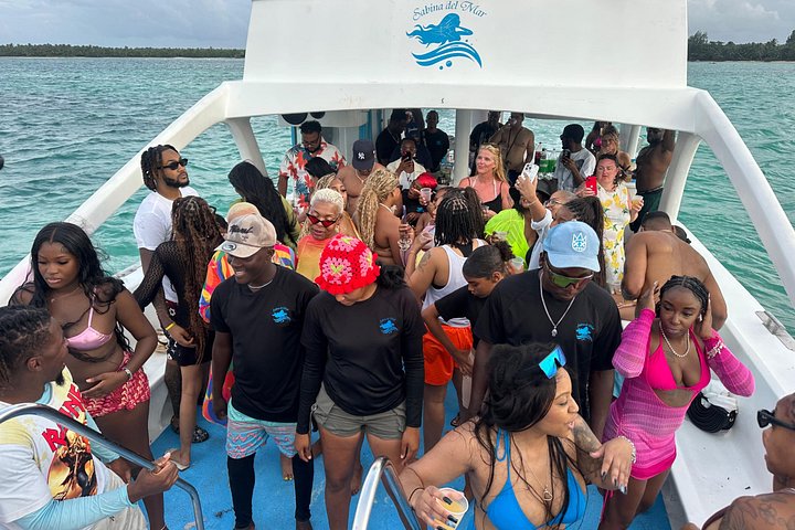 Hip Hop party boat cruise alleen voor volwassenen met DJ en open bar in Punta Cana, foto 15 | wizardtrip