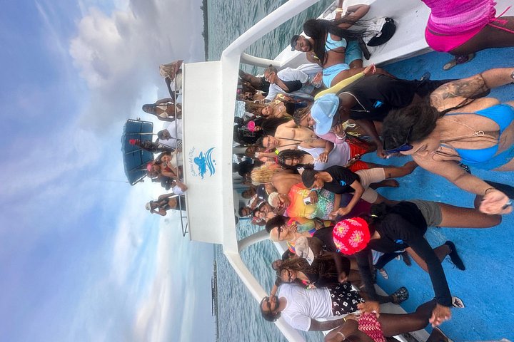 Hip Hop party boat cruise alleen voor volwassenen met DJ en open bar in Punta Cana, foto 16 | wizardtrip