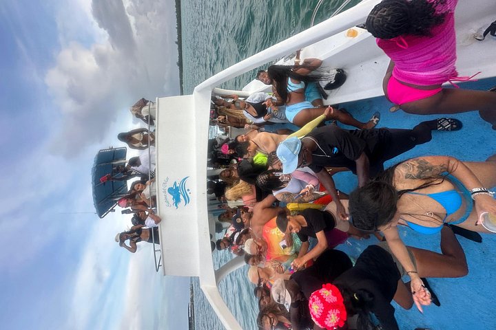 Hip Hop party boat cruise alleen voor volwassenen met DJ en open bar in Punta Cana, foto 19 | wizardtrip