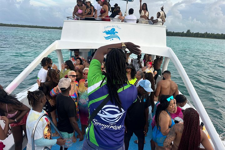 Hip Hop party boat cruise alleen voor volwassenen met DJ en open bar in Punta Cana, foto 30 | wizardtrip